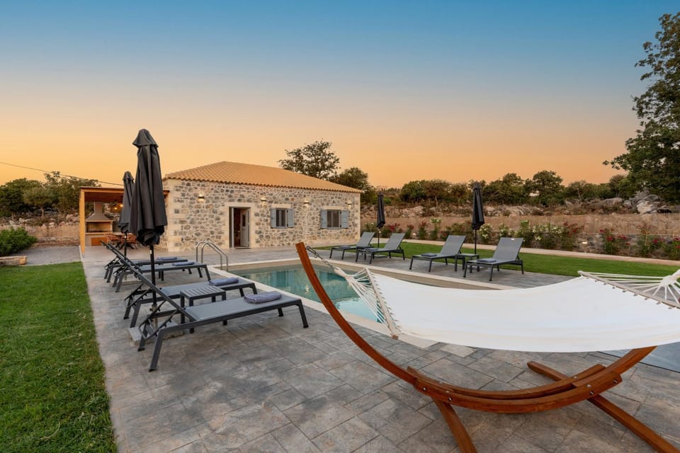 Property building, Patio, Day, Garden, Living room, Seating area, Garden view