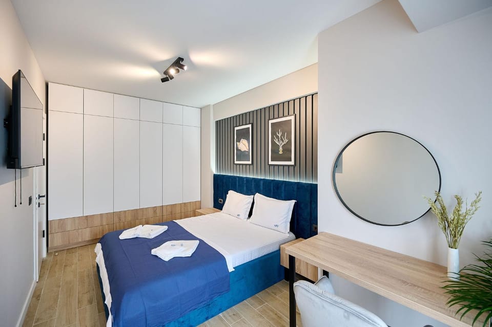 Bed, TV and multimedia, Photo of the whole room, Bedroom