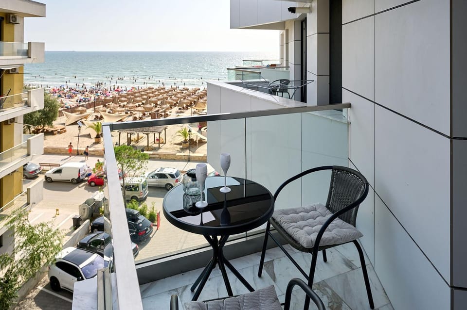 Property building, Natural landscape, Balcony/Terrace, Beach, Sea view