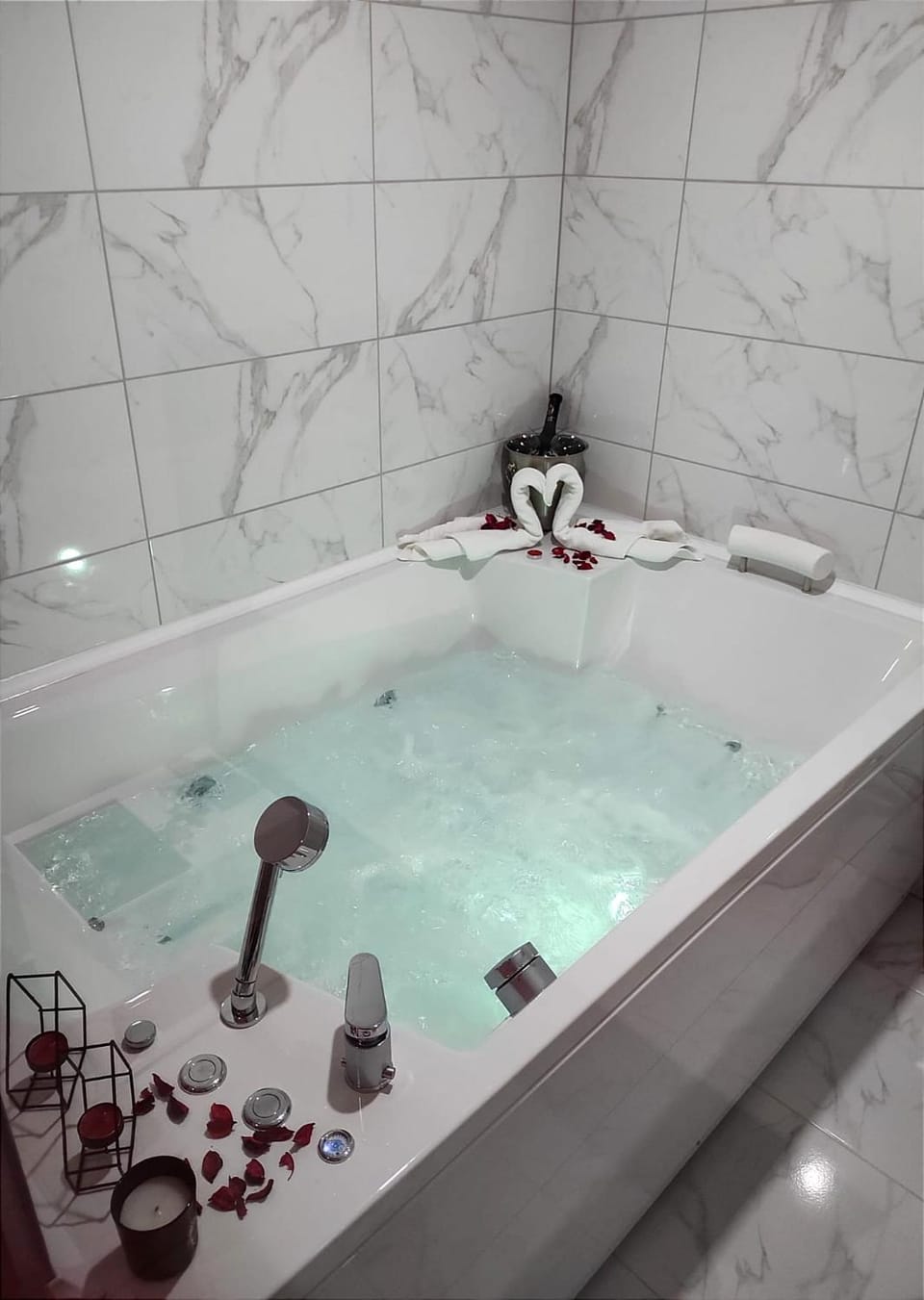 Hot Tub, Hot Tub, Massage, Massage, Bathroom, Spa and wellness centre/facilities, Photo of the whole room, Decorative detail, Text overlay, Bath, towels