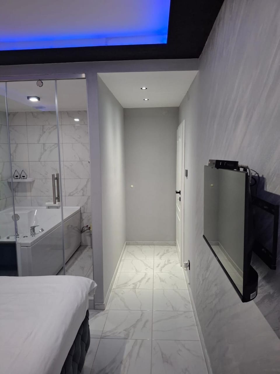 Hot Tub, Massage, View (from property/room), Spa and wellness centre/facilities, Photo of the whole room, Bedroom, Text overlay, Street view, Area and facilities, heating, towels, VIP