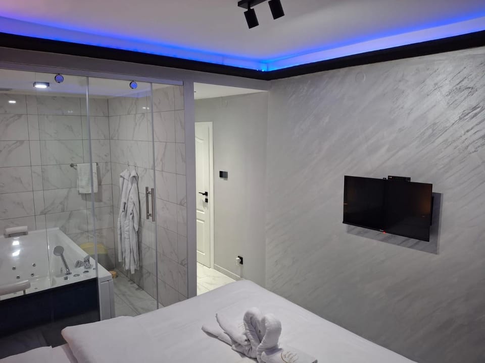 Massage, View (from property/room), Spa and wellness centre/facilities, Bedroom, Text overlay, Guests, furniture, heating, towels