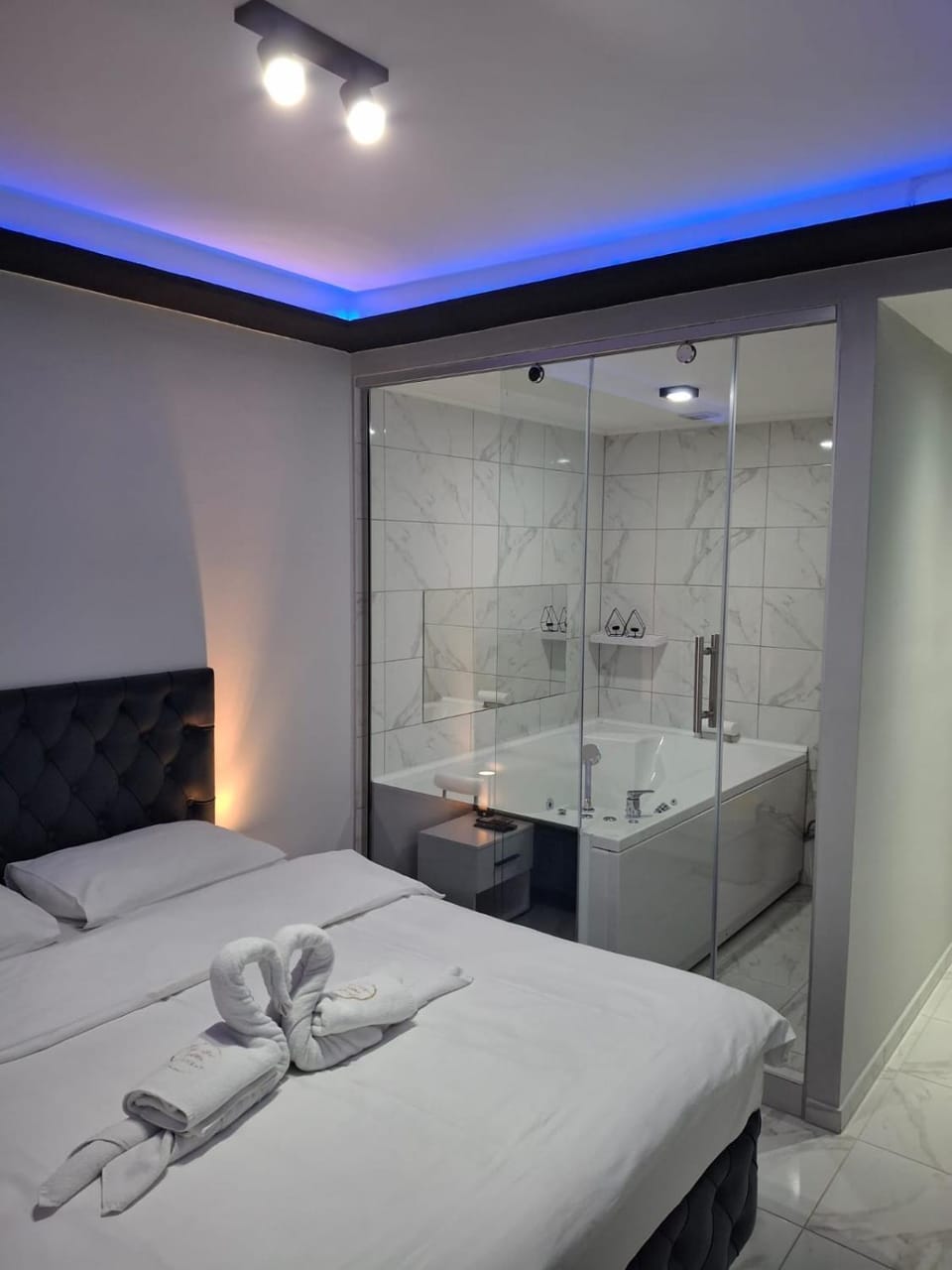 Massage, View (from property/room), Spa and wellness centre/facilities, Photo of the whole room, Bedroom, Text overlay, City view, furniture, heating, towels, VIP