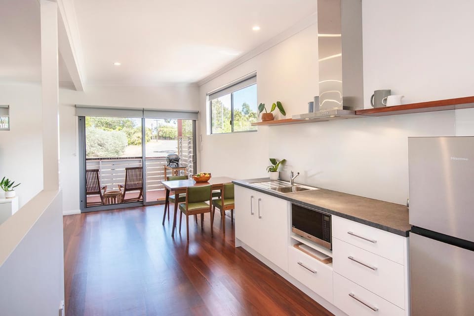 Kitchen or kitchenette, Dining area, minibar, toaster