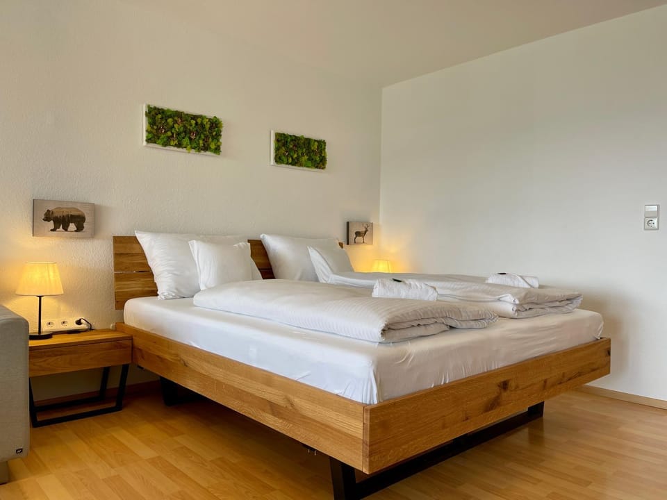 Bed, Bedroom, towels
