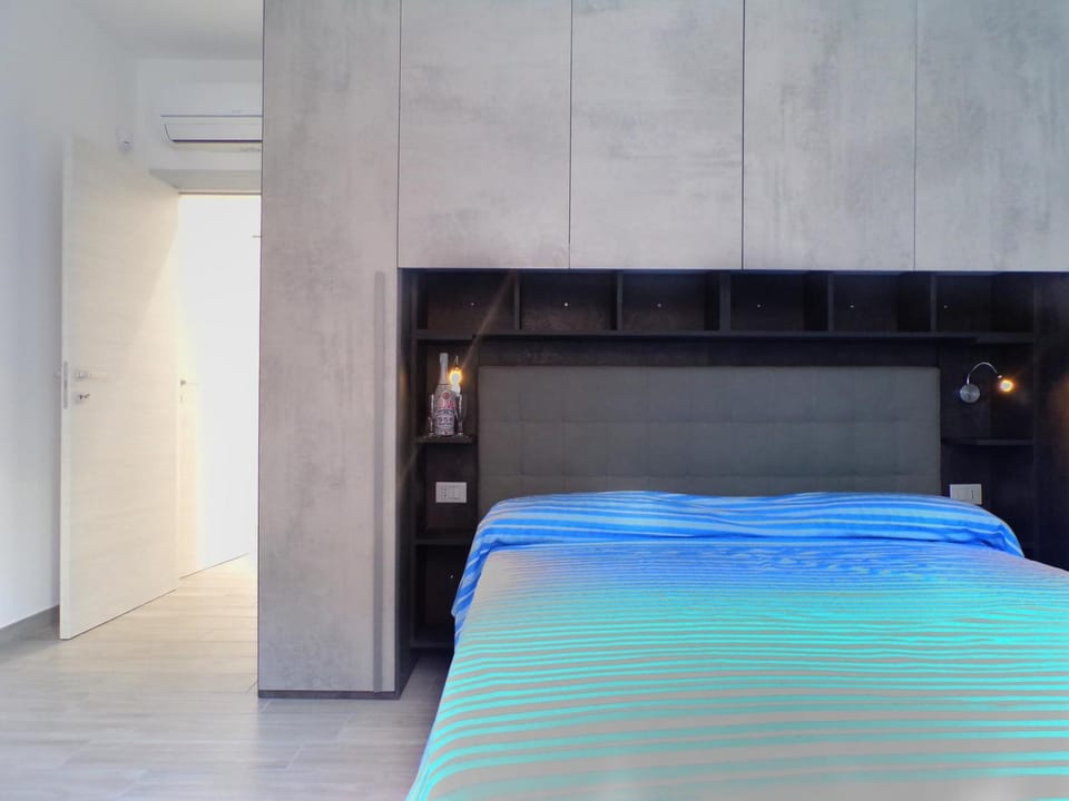 Bed, TV and multimedia, Bedroom