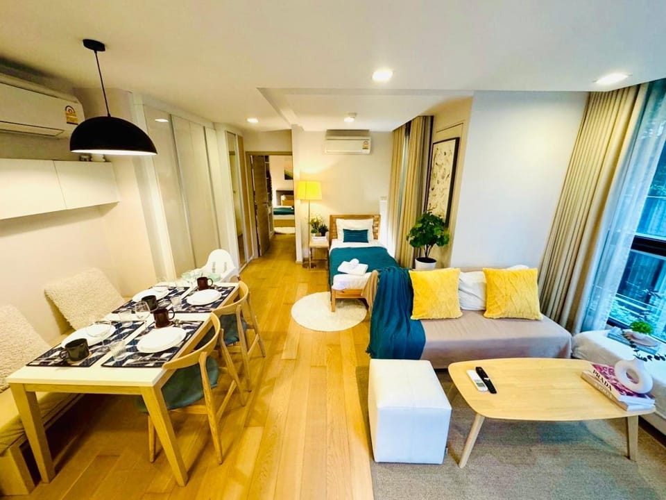 Living room, Seating area, Dining area, air conditioner