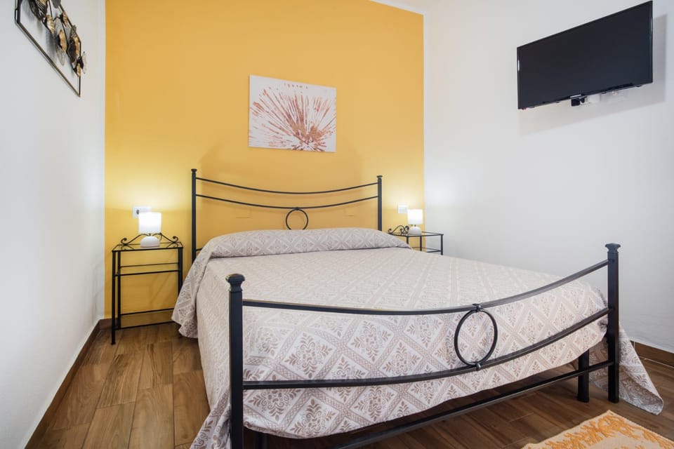 Bed, TV and multimedia, Photo of the whole room, Decorative detail, Bedroom, internet, air conditioner