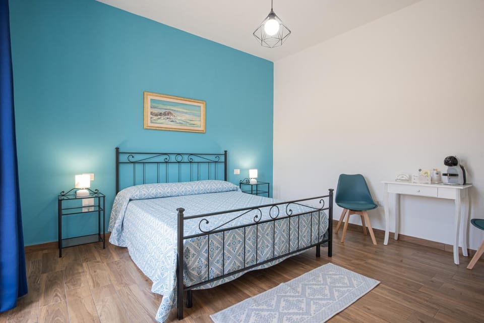 Bed, Coffee/tea facilities, Photo of the whole room, Decorative detail, Bedroom