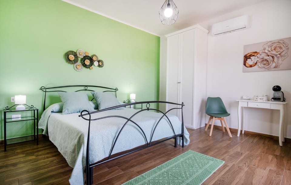 Bed, Coffee/tea facilities, Photo of the whole room, Bedroom, internet, wardrobe, air conditioner
