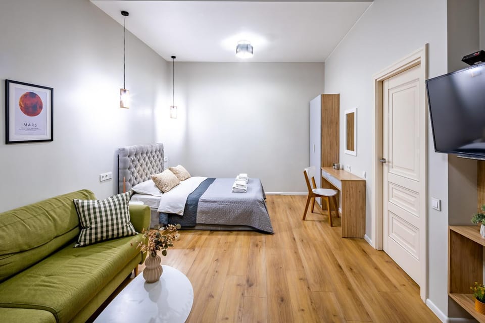 Bed, TV and multimedia, Bedroom
