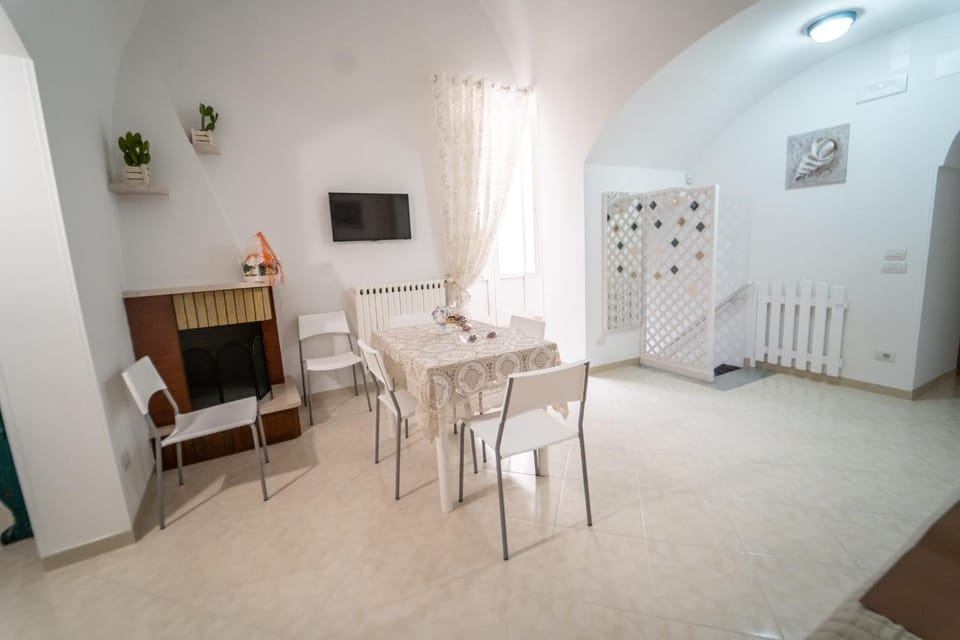 TV and multimedia, Kitchen or kitchenette, Living room, Seating area, Dining area, internet