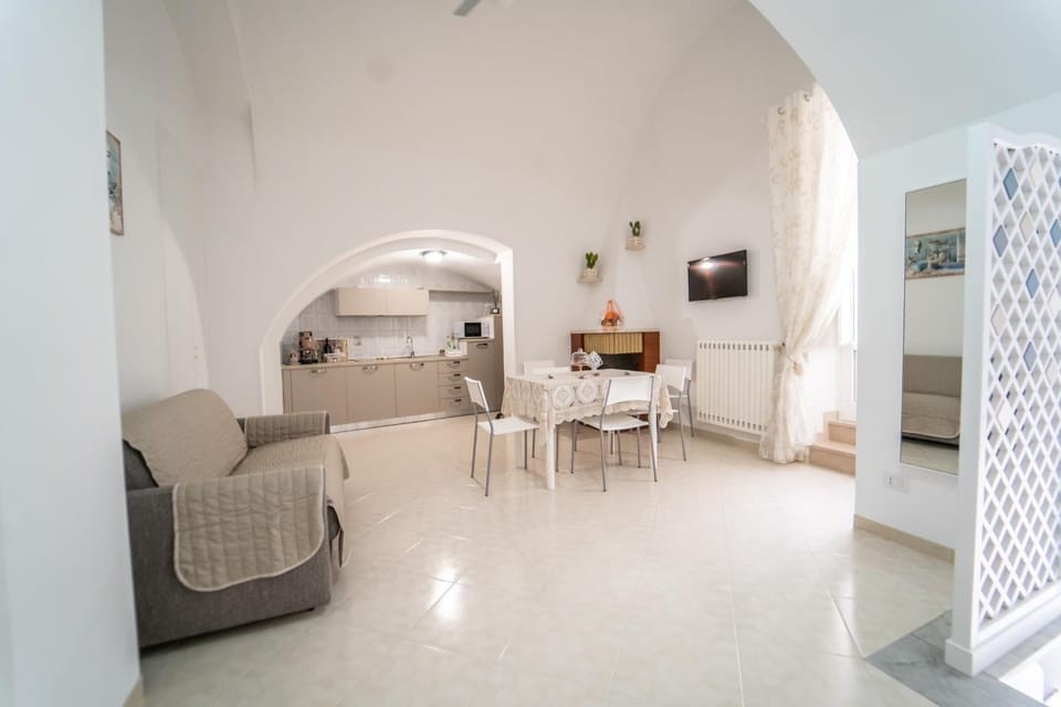 TV and multimedia, Kitchen or kitchenette, Living room, Seating area, Dining area