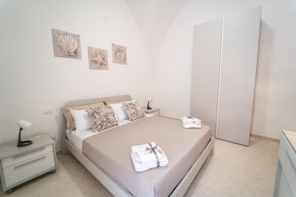 Bed, Photo of the whole room, Bedroom, towels, wardrobe