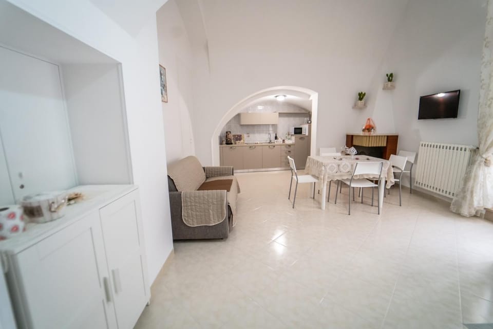 TV and multimedia, Kitchen or kitchenette, Living room, Seating area, Dining area