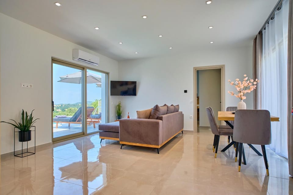 TV and multimedia, Living room, Seating area, Dining area