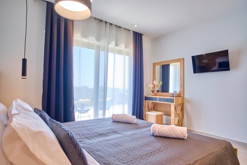 Bed, TV and multimedia, Photo of the whole room, Bedroom, towels