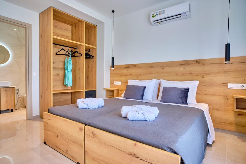 Bed, Photo of the whole room, Bedroom, towels, wardrobe, air conditioner