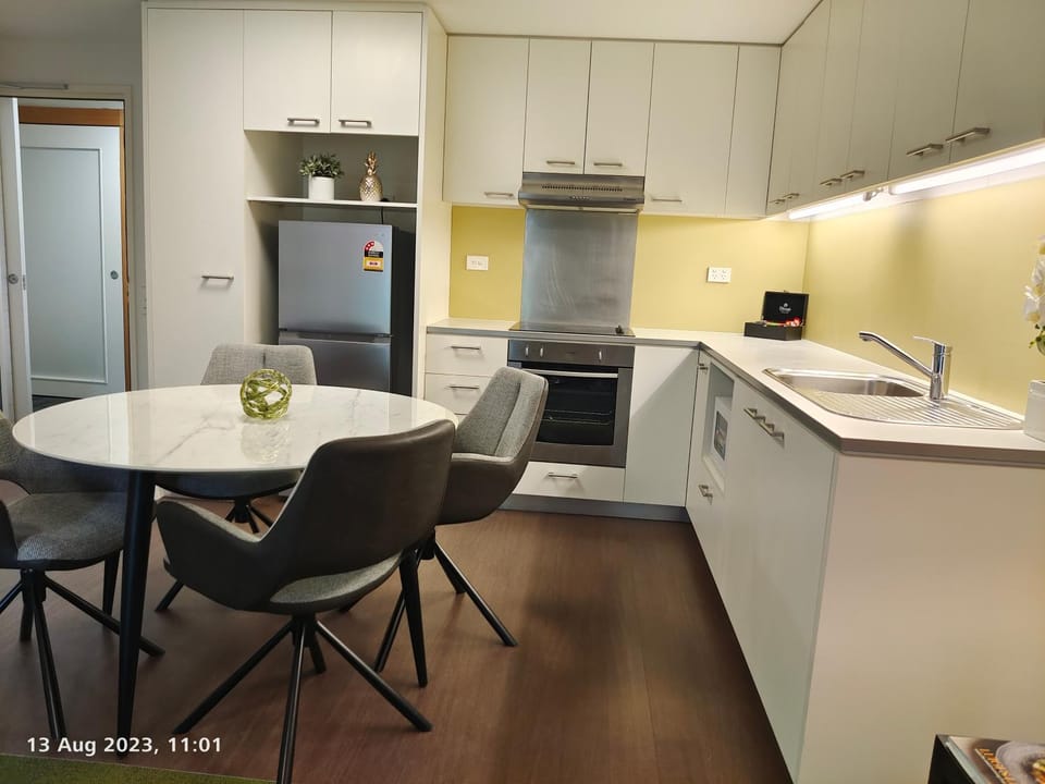 Kitchen or kitchenette, Dining area