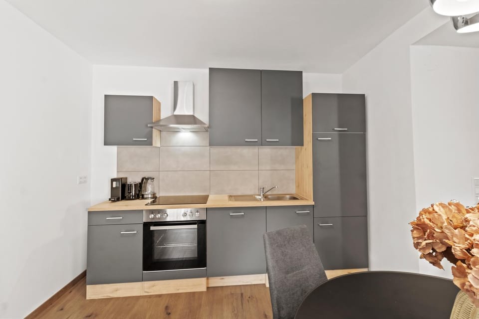 Coffee/tea facilities, Kitchen or kitchenette, Dining area, dishwasher, oven, pet friendly, stove, toaster