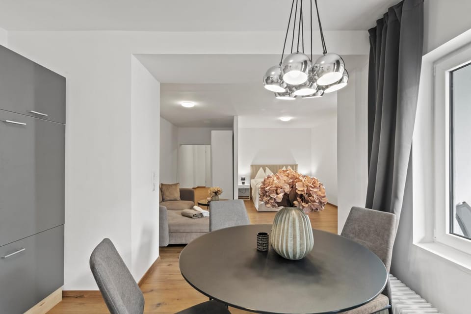 Kitchen or kitchenette, Living room, Seating area, Dining area