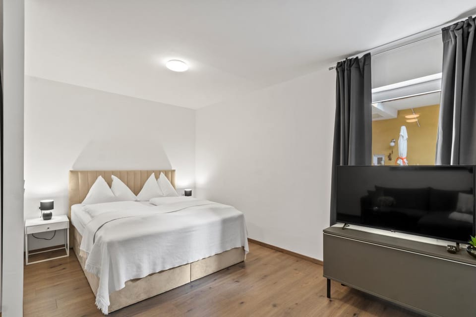 Bed, TV and multimedia, Photo of the whole room, Bedroom