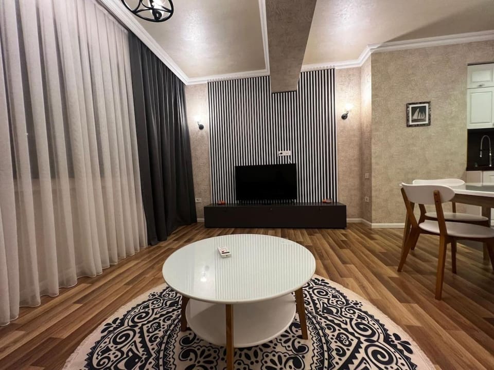 TV and multimedia, Living room, Seating area, Dining area