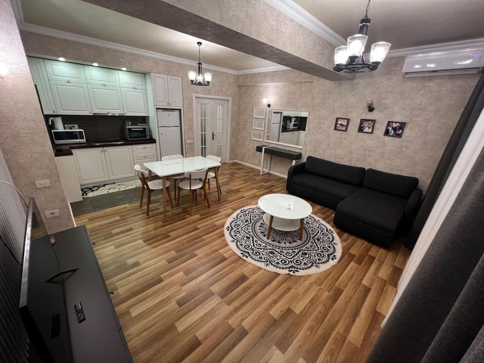 TV and multimedia, Kitchen or kitchenette, Living room, Seating area, Dining area, oven, stove, air conditioner