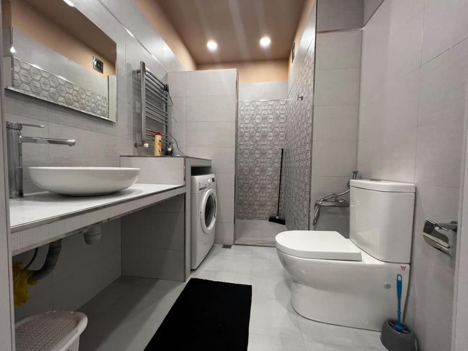 Shower, Toilet, towels