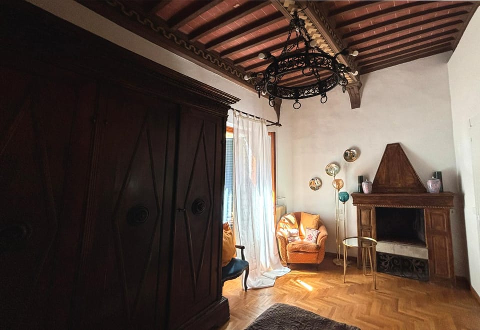 Photo of the whole room, fireplace