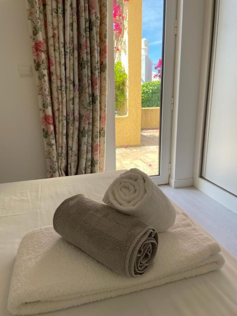 Bedroom, towels