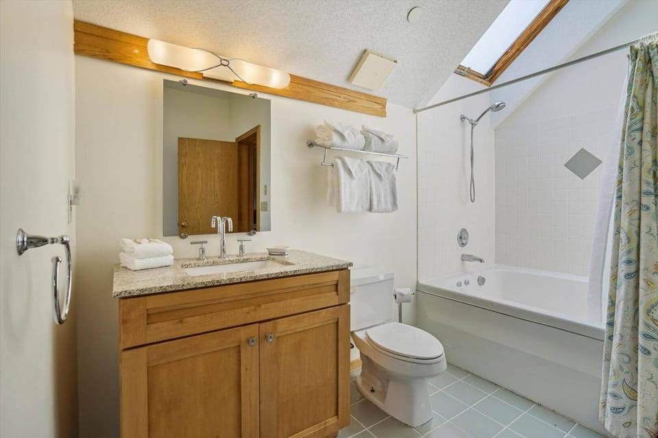 Shower, Toilet, Bathroom, Bath, towels