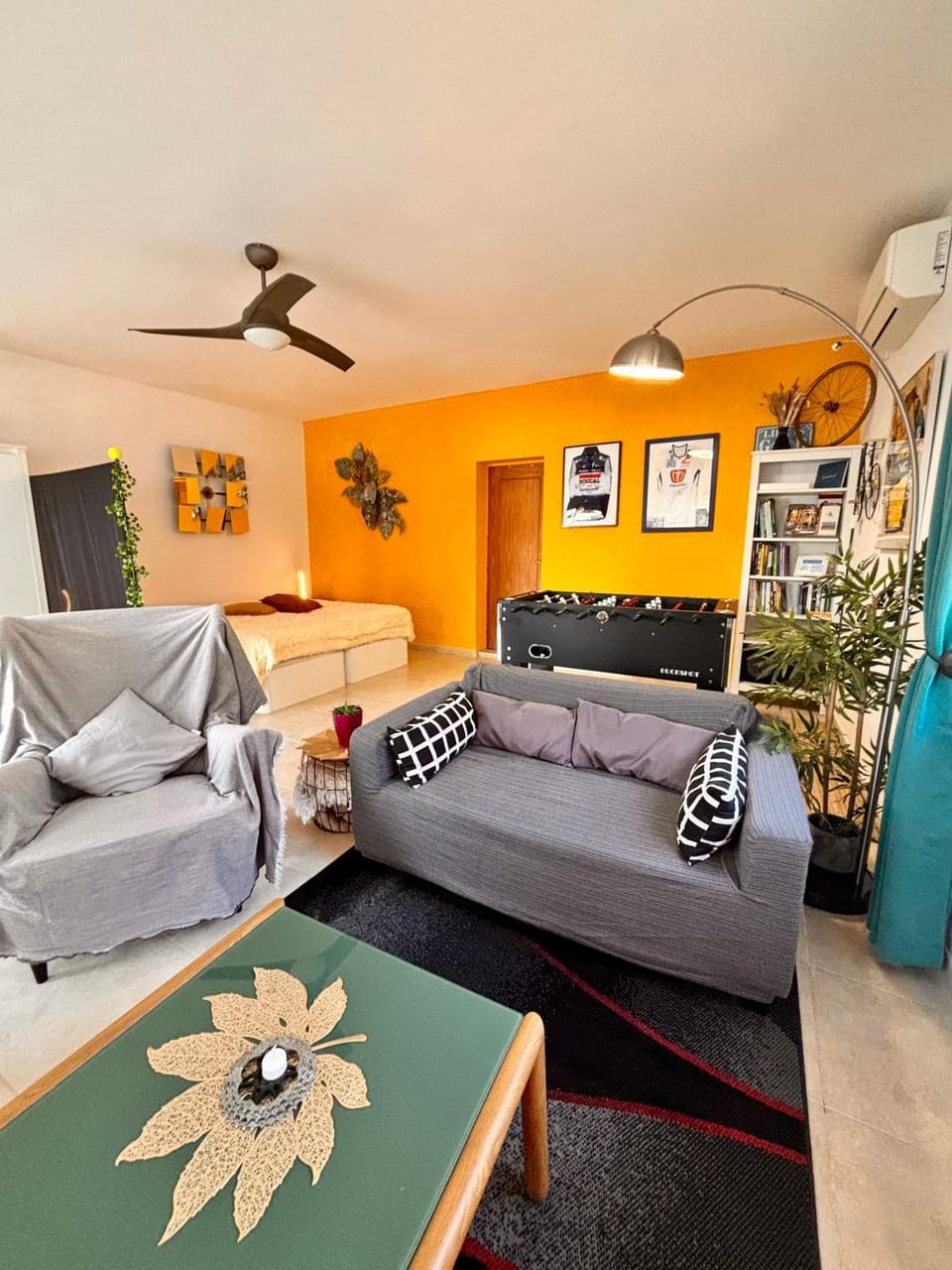 Bed, TV and multimedia, Seating area