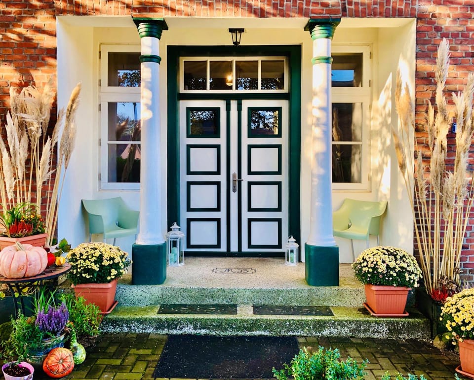 Property building, Facade/entrance, Day