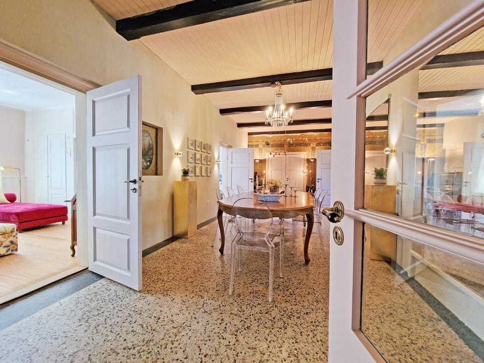 Photo of the whole room, Dining area