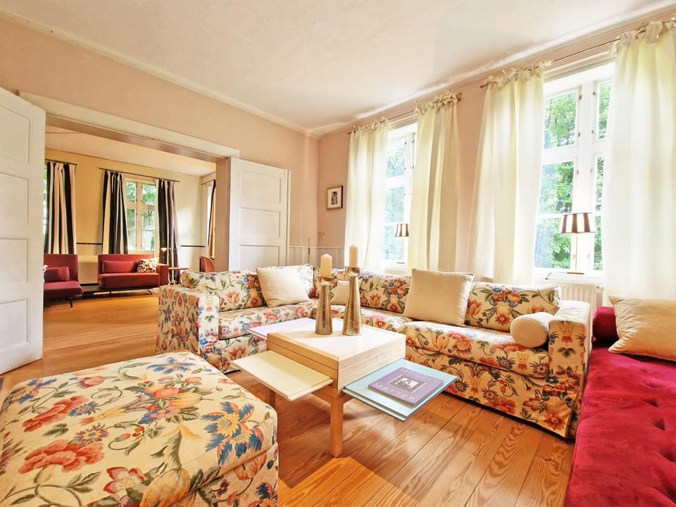 Living room, Seating area