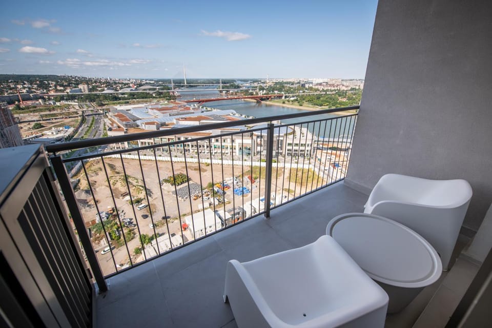 Day, View (from property/room), View (from property/room), Balcony/Terrace, Seating area, Landmark view, River view