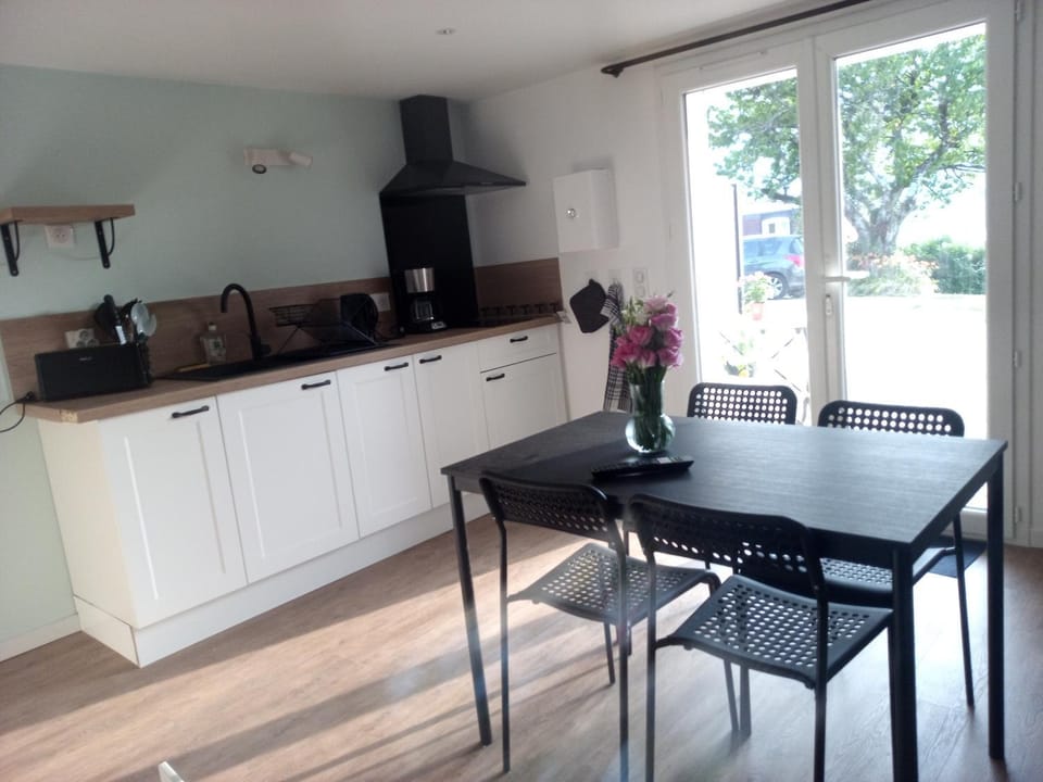 Kitchen or kitchenette, Dining area