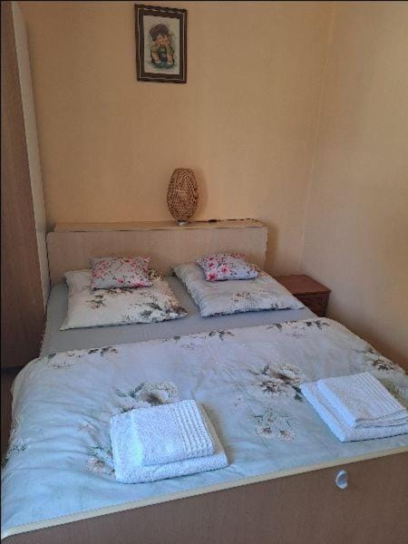 Bed, Bedroom, towels