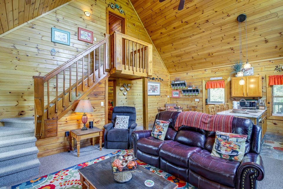 Sevierville Cabin: Private Deck, Community Pool! Cabin in Douglas Lake