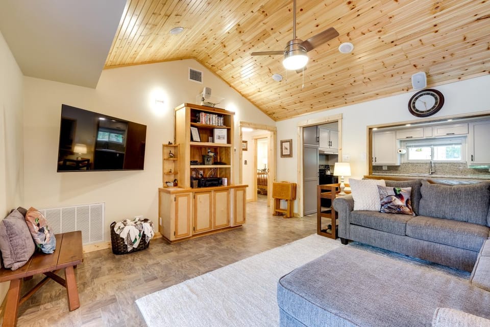 Lakefront College Station Home Near Texas A & M! House in College Station