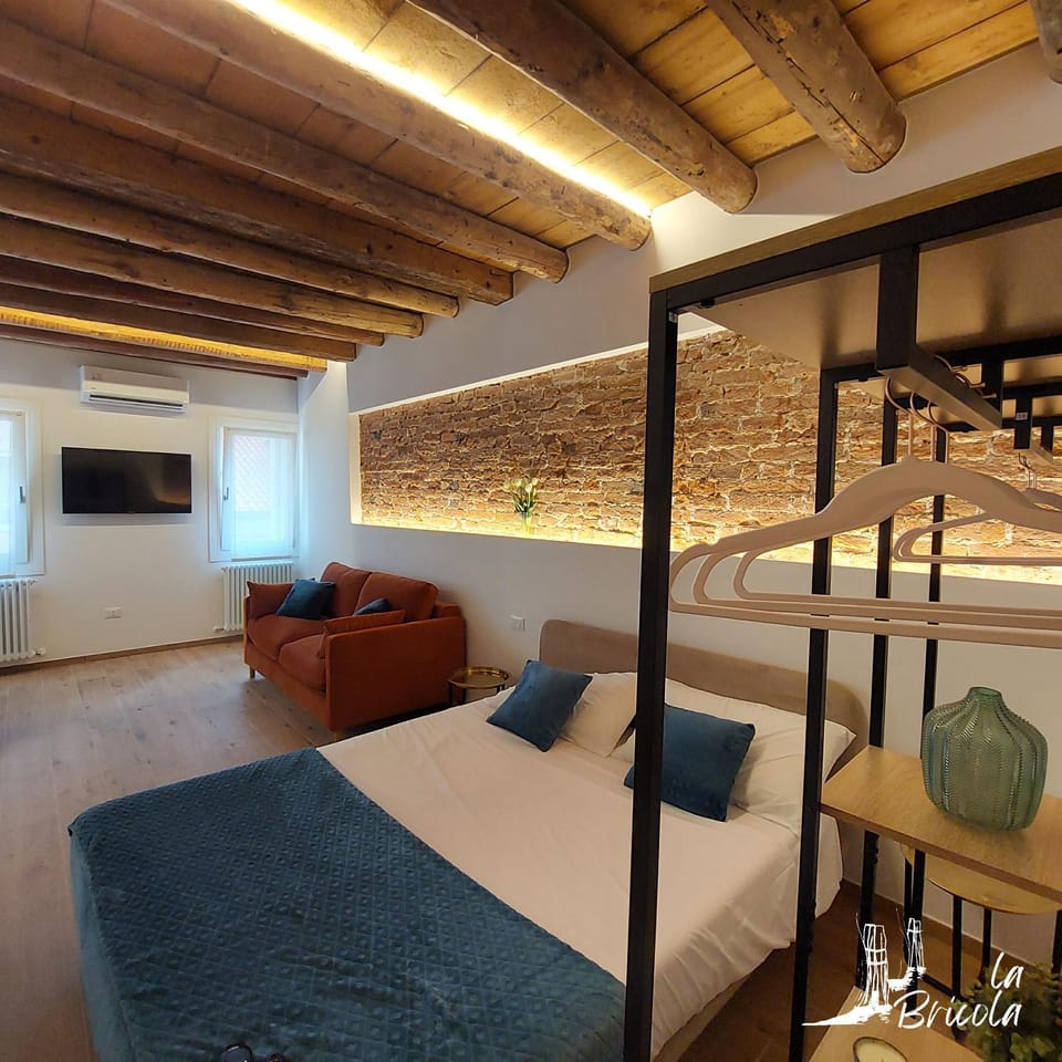 Communal lounge/ TV room, Bed, TV and multimedia, Living room, Photo of the whole room, Evening entertainment, Bedroom