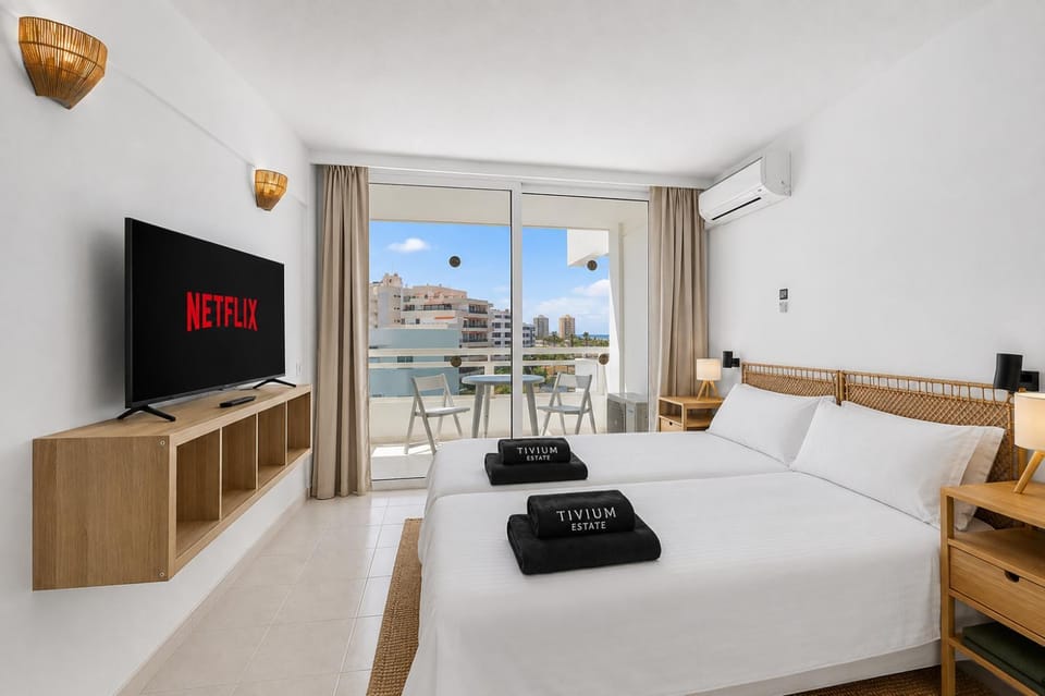 Bed, TV and multimedia, Photo of the whole room, Bedroom