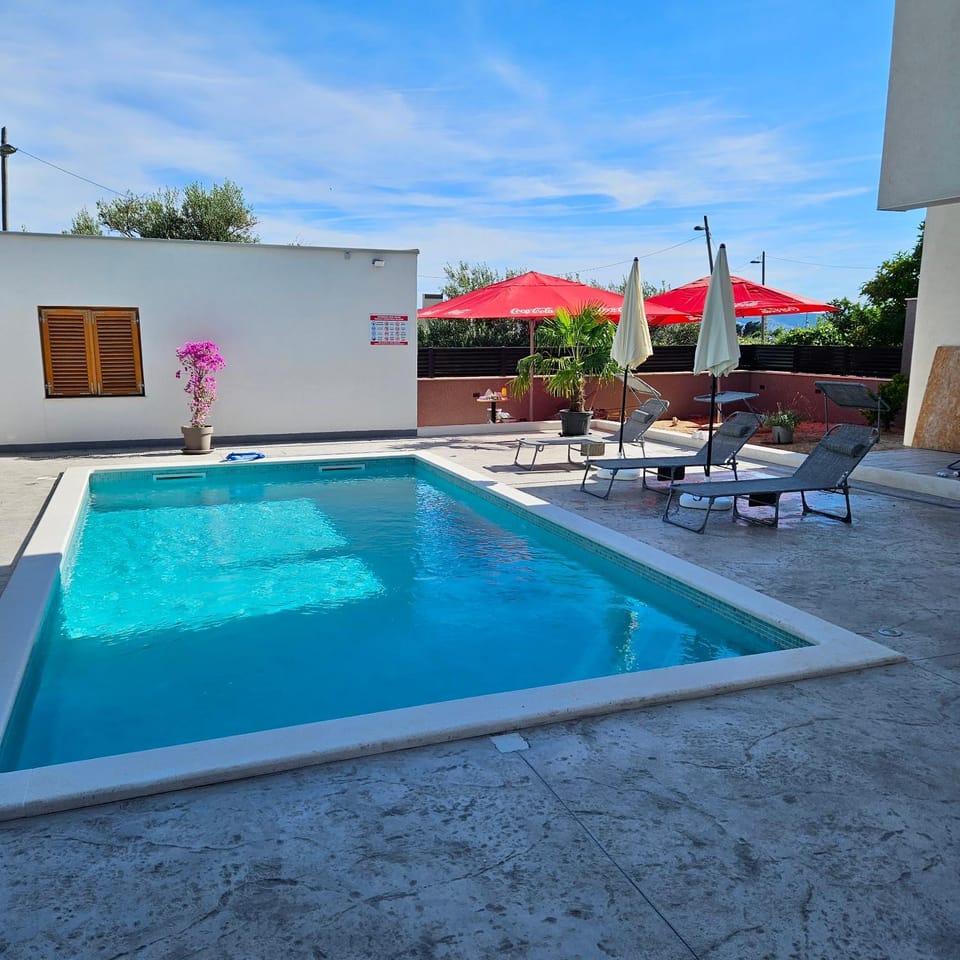 Property building, Swimming pool, sunbed