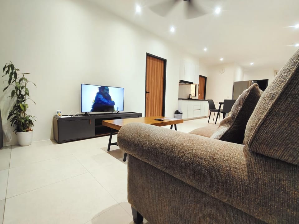Communal lounge/ TV room, TV and multimedia, Living room, Seating area, Evening entertainment
