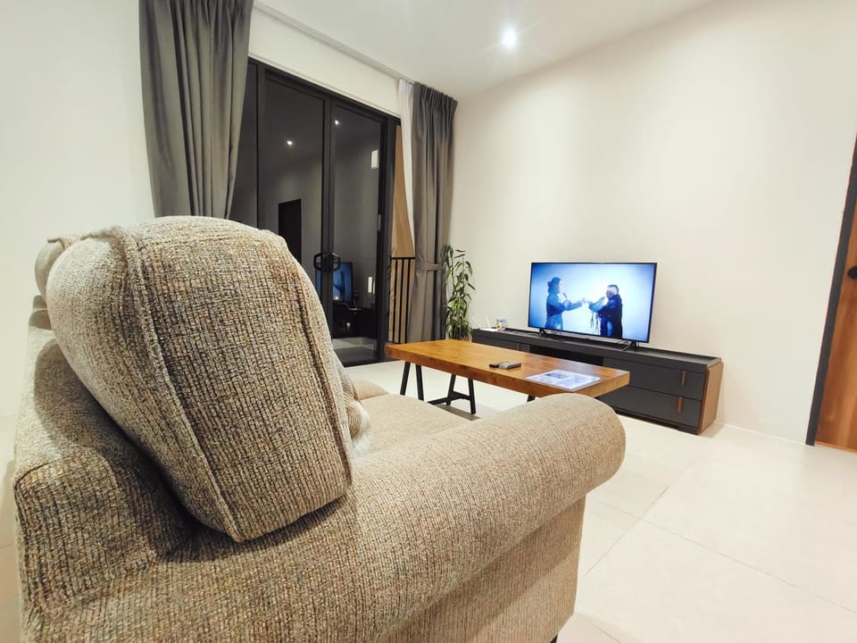 Communal lounge/ TV room, TV and multimedia, Living room, Seating area, Evening entertainment