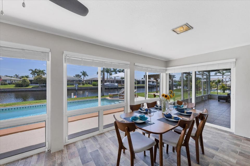 Dining area, Pool view