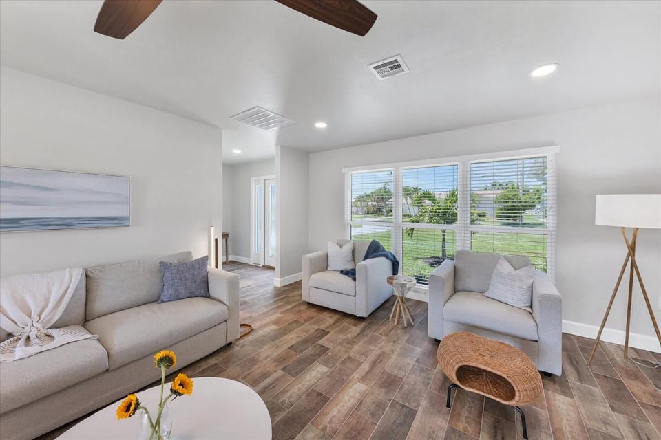 Living room, Seating area