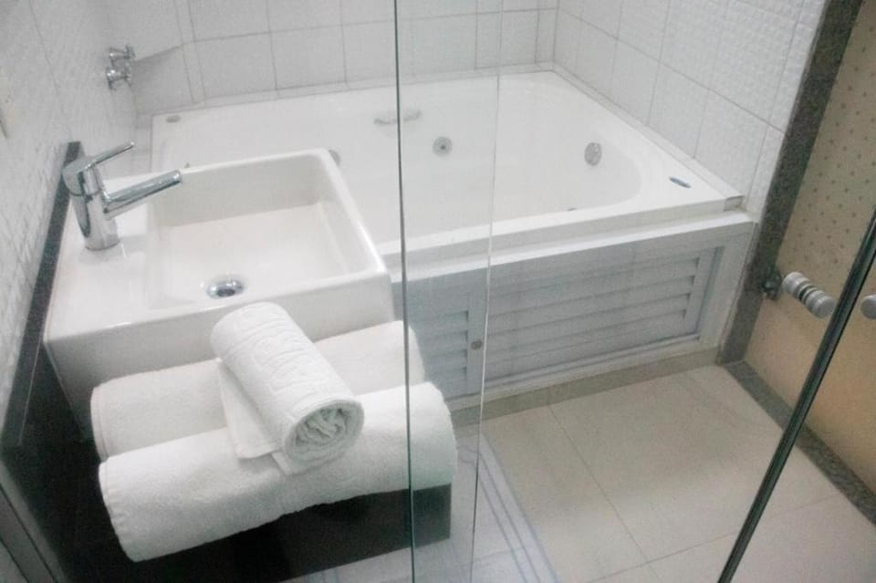 Hot Tub, Bath