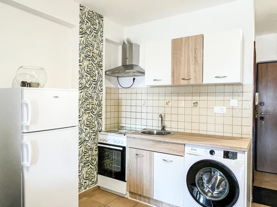Kitchen or kitchenette, toaster, washing machine